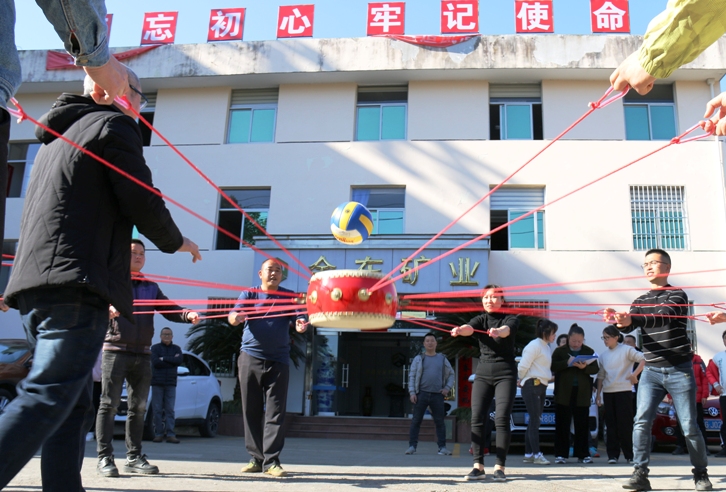 千亿·（中国）手机网页版组织趣味活动--同心击鼓